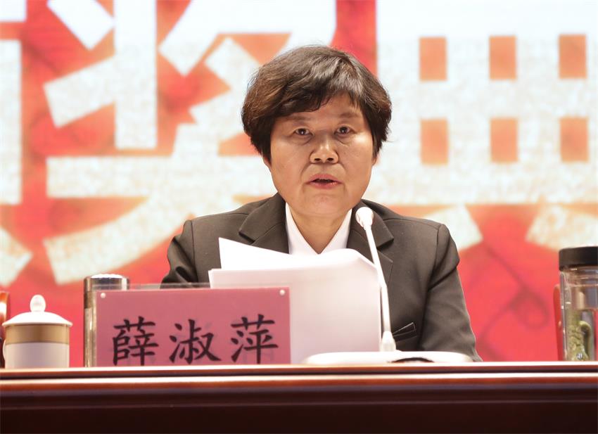 集團黨委常委、徐州市樹恩中學總校長薛淑萍同志宣讀表彰決定