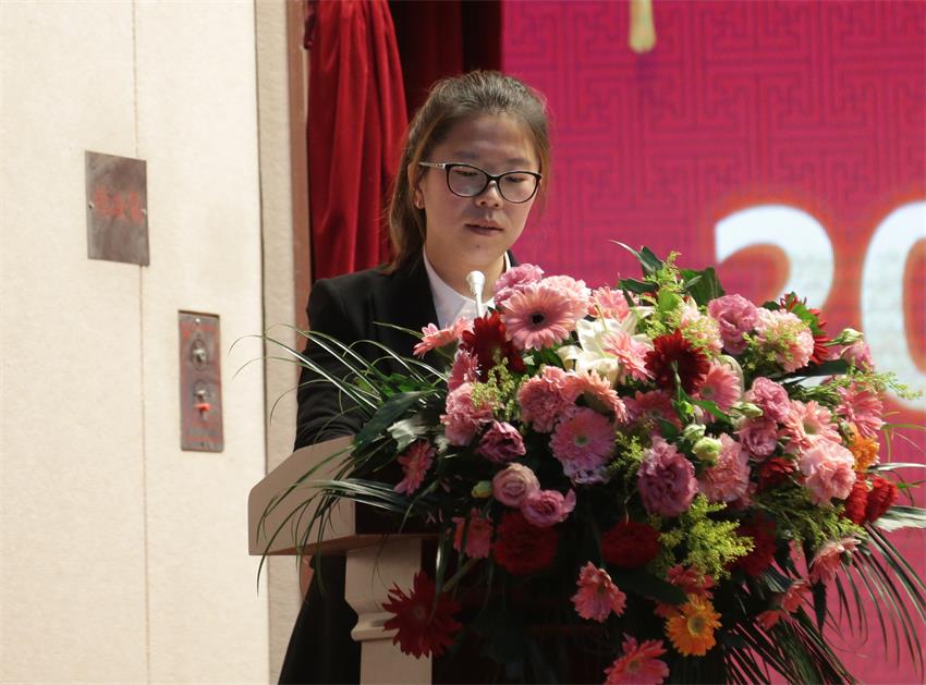 集團執(zhí)行總裁、江蘇南佛園林公司總經理石偉偉同志宣讀人事任免決定